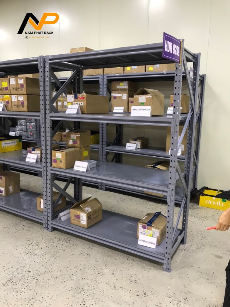 Kệ trung tải màu ghi chứa hàng