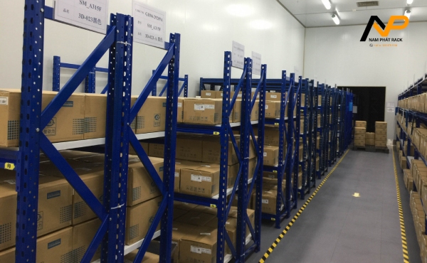 Kệ trung tải chứa hàng cơ khí