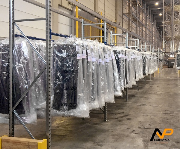 Kệ kho hàng chứa quần áo