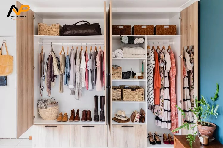 Sắp xếp kệ quần áo