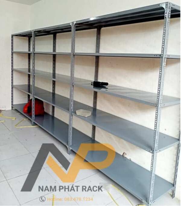 Bước 3: Thực hiện lắp đặt kệ sắt V lỗ