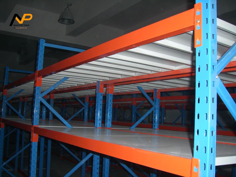 Kệ sắt trung tải trong kho