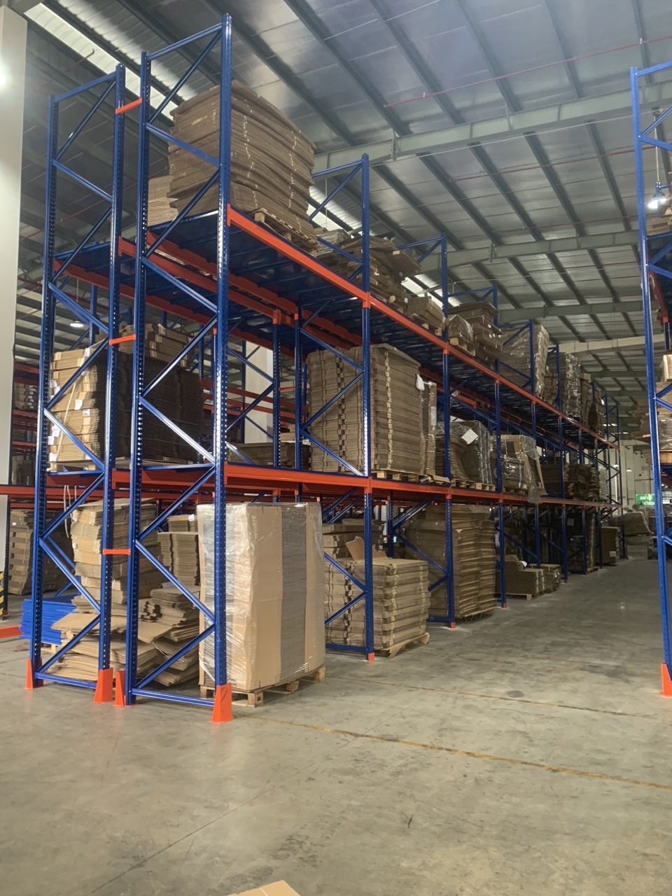 Kệ hạng nặng có mâm tôn, mâm gỗ chứa hàng nặng