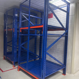 Kệ trung tải thiết kế có cánh cửa mở