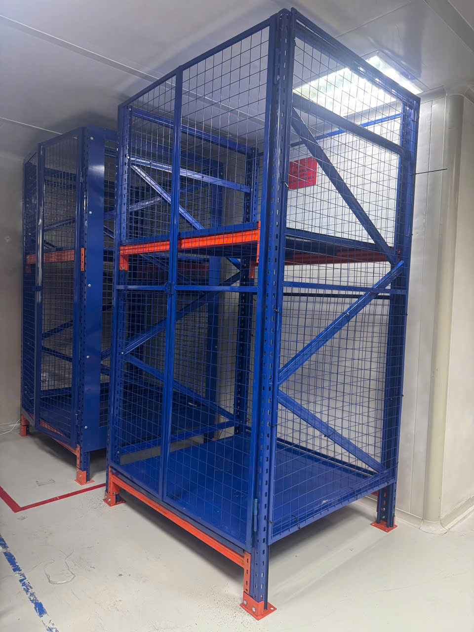 Kệ trung tải thiết kế có cánh cửa mở