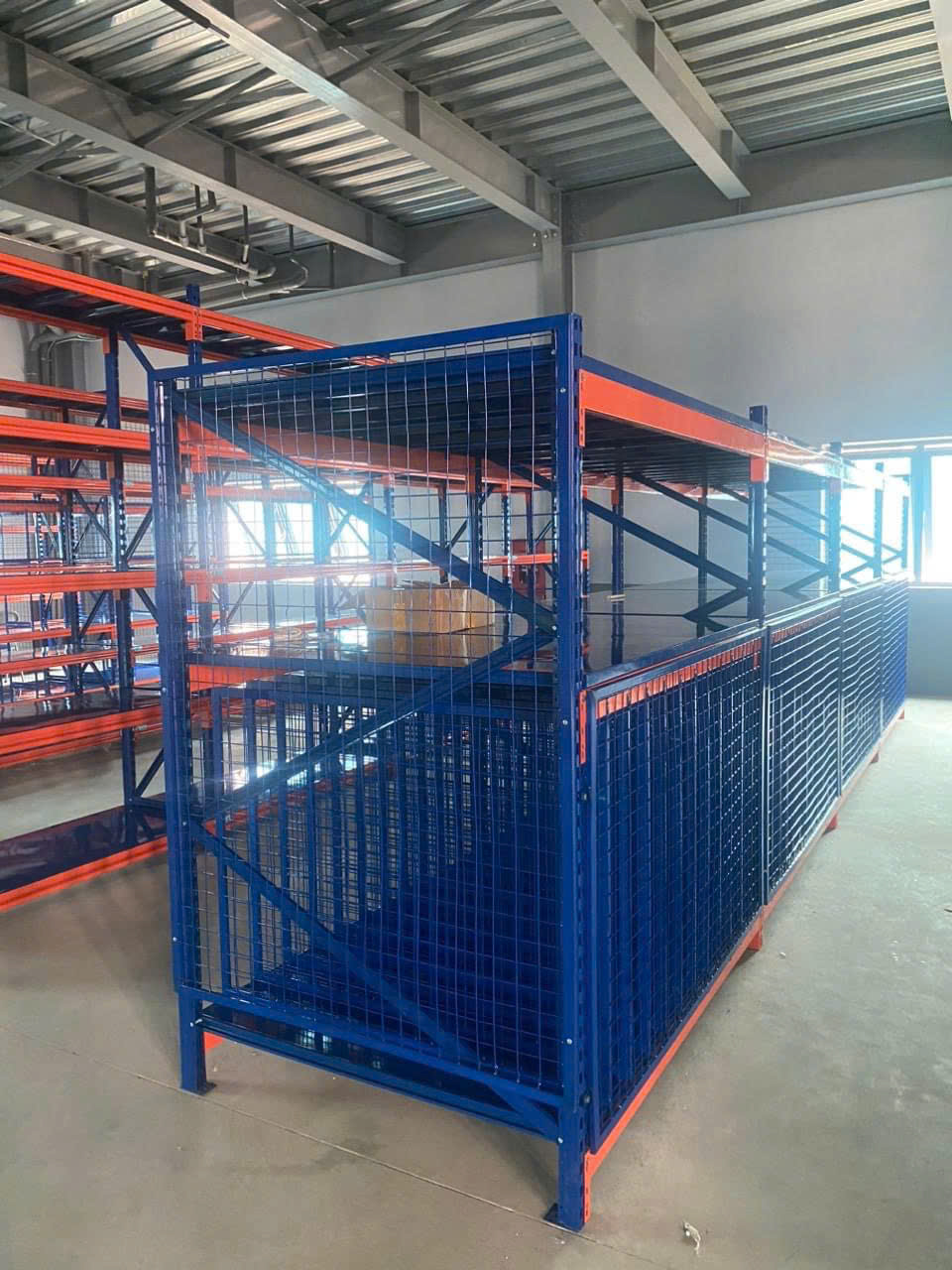 Kệ trung tải thiết kế ốp khung lưới, lưng tôn, vách ngăn